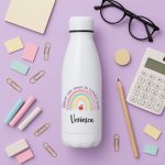 Botella personalizada para profesores con nombre y frase emotiva Educar con amor lo cambia todo