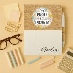 Cuaderno personalizado para profesora con tapa de corcho, diseño Soy profe y me encanta y bolígrafo a juego
