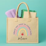 Bolsa personalizada para profesora con diseño de arcoíris y frase Educar con amor lo cambia todo